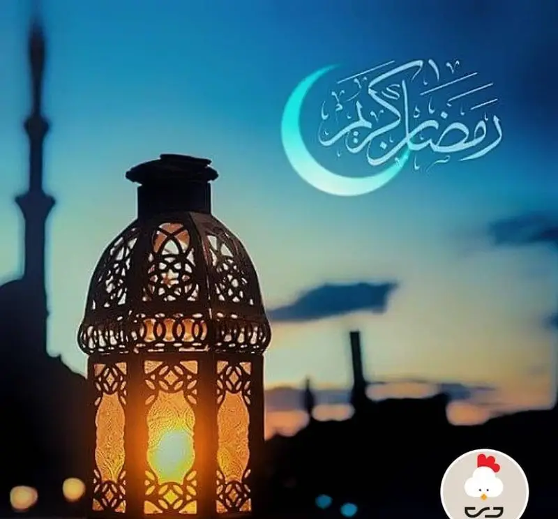 فانوس رمضانی با نور گرم، هلال ماه در آسمان غروب و مناره مسجد. تبریک ماه مبارک رمضان از مرغ سوخاری دی برای لحظات افطار.
