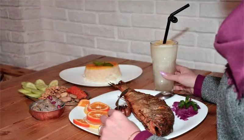 لذت تجربه غذای گیلانی اصیل در رستوران بارکو: ماهی سرخ‌شده، برنج، میرزاقاسمی و مخلفات تازه و خوش‌طعم شمالی.