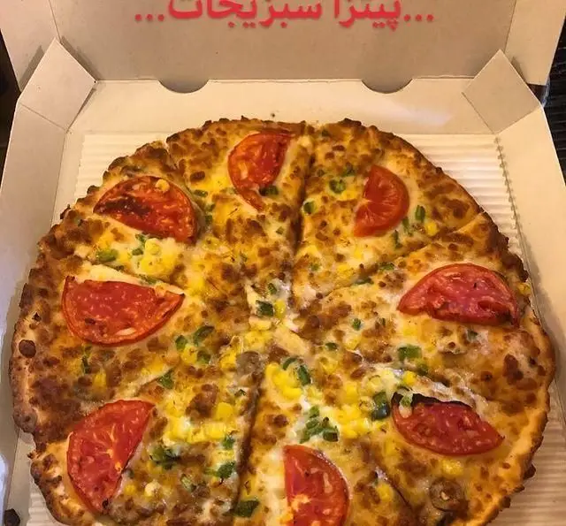 پیتزا سبزیجات فست فود هیزم شامل ذرت، گوجه و فلفل سبز تازه، آماده سرو و تحویل، یک انتخاب لذیذ و سالم برای مشتریان.