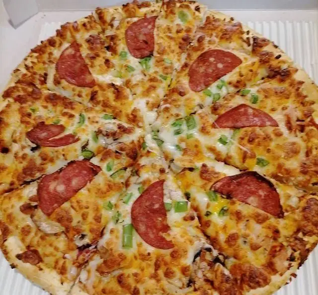 پیتزا هیزم با پپرونی، پنیر طلایی و پیازچه تازه، آماده برای سفارش آنلاین و ارسال فوری. لذت طعم واقعی از فست فود هیزم.