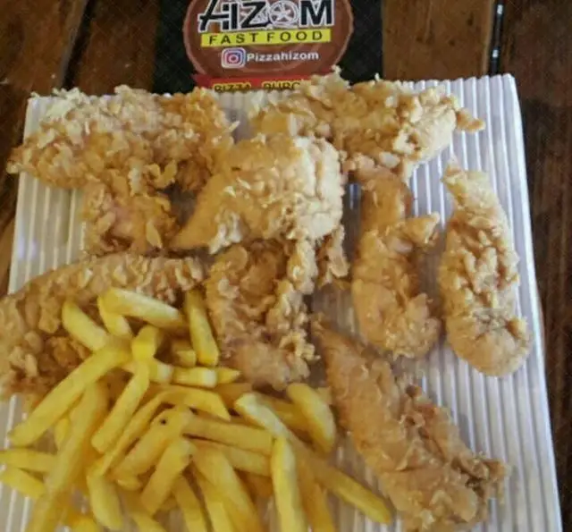 سینی ترکیبی فست فود هیزم شامل مرغ سوخاری کریسپی، چیکن استریپس و حجم زیادی سیب‌زمینی سرخ‌کرده تازه و لذیذ.