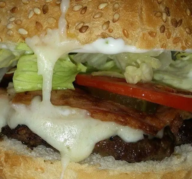 برگر ویژه فست فود هیزم با پنیر آب شده، بیکن ترد، کاهو، گوجه و سس مخصوص روی نان کنجدی. یک تجربه لذیذ و دلپذیر.