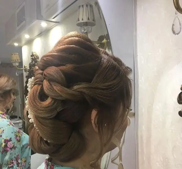 مدل شینیون خاص و زیبای عروس در سالن زیبایی گلسا، با بافت‌های پیچیده و تزیین مروارید. آرایش مو حرفه‌ای برای مجالس.