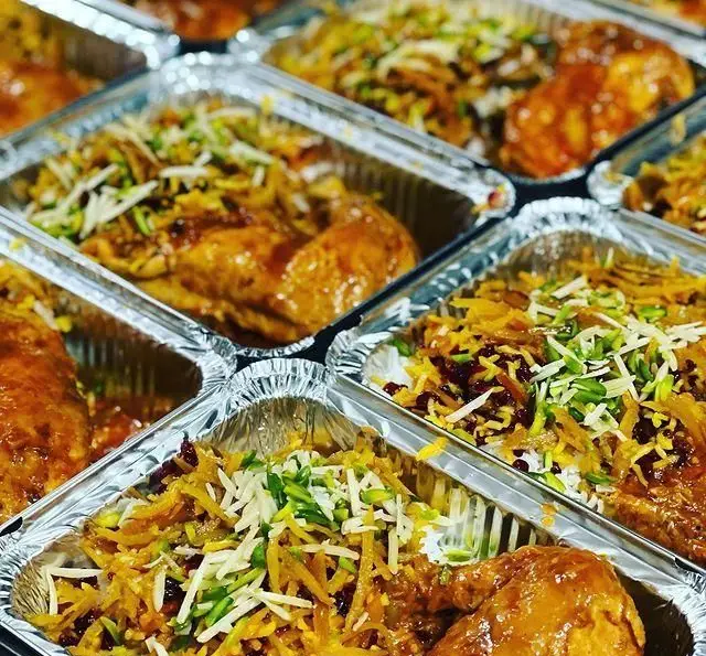 سفارش غذای خوشمزه زرشک پلو با مرغ در بسته‌بندی کترینگ و بیرون بر رستوران حمید، آماده برای مجالس و مهمانی‌ها.