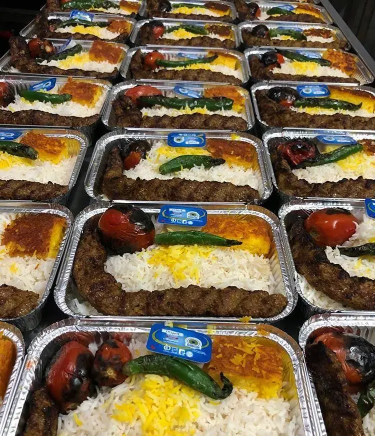 سفارش عمده چلوکباب کوبیده لذیذ کترینگ و تهیه غذای لاله با برنج زعفرانی، گوجه و فلفل کبابی در بسته بندی آماده.
