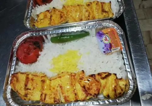 چلو جوجه کباب لاله: دو پرس غذای تازه و خوش‌طعم از کترینگ و تهیه غذای لاله، شامل برنج، جوجه و گوجه کبابی.