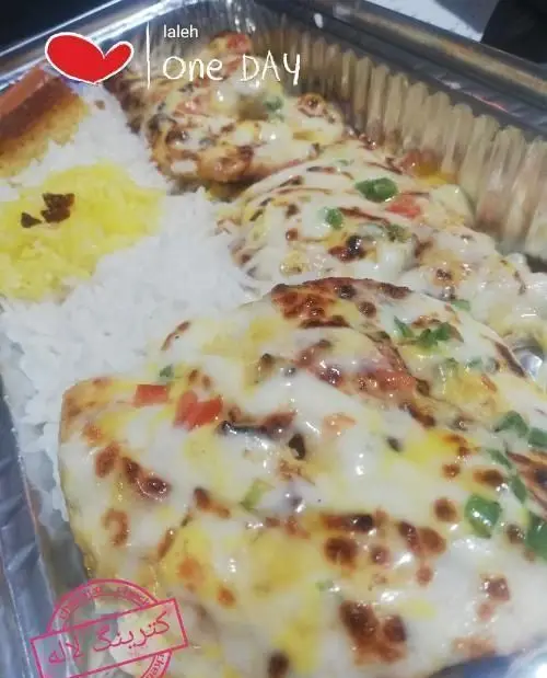 کترینگ لاله: چلو مرغ پنیری گراتینه با برنج ایرانی زعفرانی و دورچین. آماده سازی و ارسال غذای شرکتی و مجلسی.