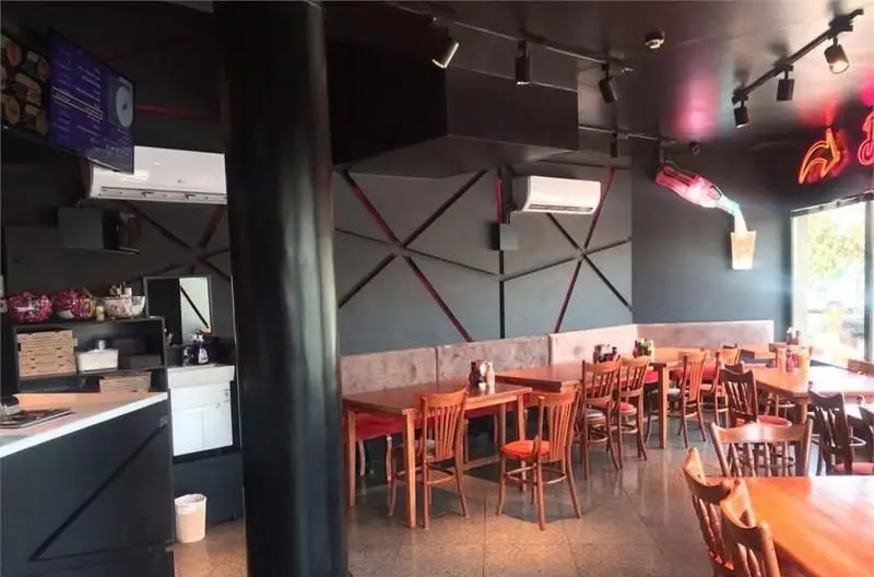 فضای داخلی رستوران برگرینو با دکوراسیون مدرن، میز و صندلی های چوبی و نورپردازی خاص. محیطی دلنشین برای صرف غذا.