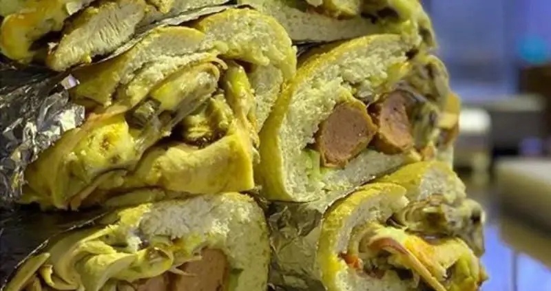 ساندویچ‌های رول شده خوشمزه برگرینو با مغز سوسیس هات داگ، مرغ و قارچ، مناسب برای یک وعده فست فود عالی و متفاوت.