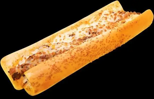 ساندویچ هات‌داگ پنیری خوشمزه با نان کنجدی و مغز گوشت و پنیر مذاب، غذایی محبوب در فست‌فود برگر و پیتزا.