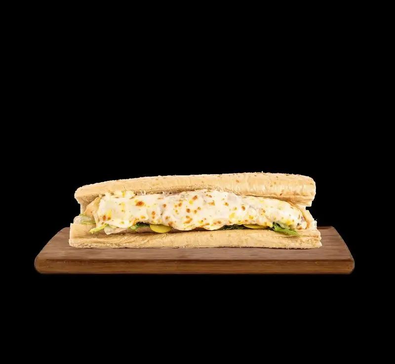 ساندویچ ساب داغ و لذیذ با پنیر ذوب شده فراوان و سبزیجات تازه، روی تخته سرو چوبی. بهترین فست‌فود برای تجربه طعمی بی‌نظیر.