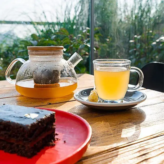 لذت نوشیدن چای گرم و دمنوش معطر به همراه کیک شکلاتی تازه در فضای دلنشین و آفتابی کافه رستوران لول ۴. تجربه‌ای بی‌نظیر.