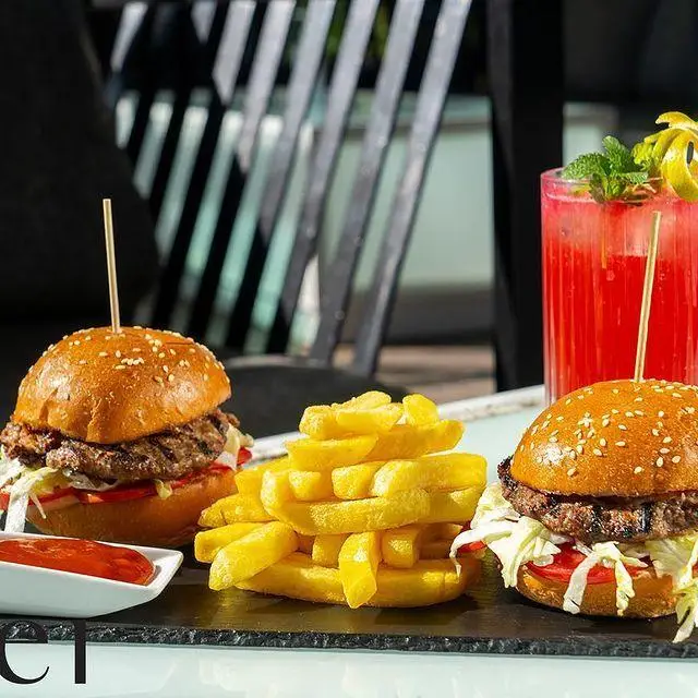 سرو همبرگرهای لذیذ و سیب‌زمینی سرخ کرده به همراه نوشیدنی خنک در فضای دلنشین کافه رستوران لول ۴. بهترین انتخاب برای وعده شما.