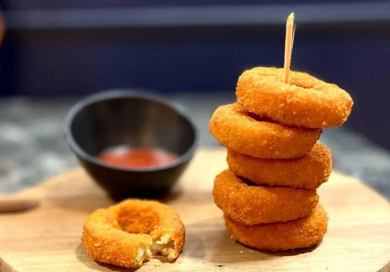 حلقه های سوخاری طلایی و ترد Vee: پیش غذای محبوب رستوران فست فود Vee با سس قرمز خوش طعم و تازه.