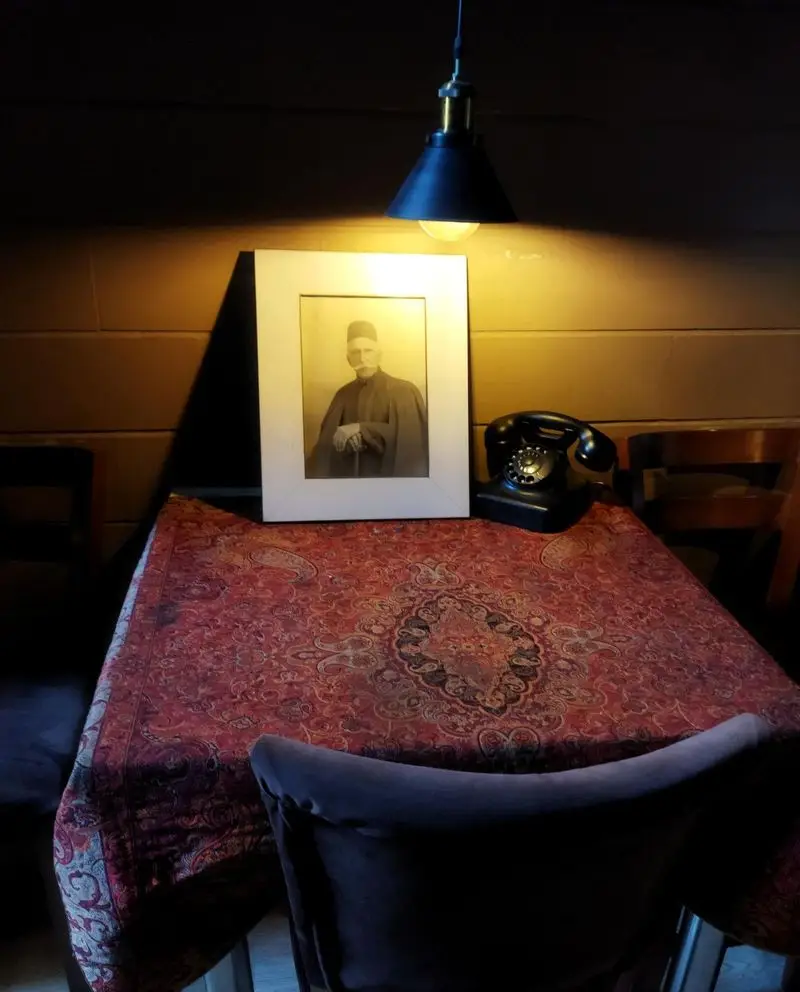 فضای داخلی کافه ژیکو با دکوراسیون نوستالژیک، عکس قدیمی، تلفن رومیزی و رومیزی سنتی، فضایی گرم و دلنشین ایجاد کرده است.