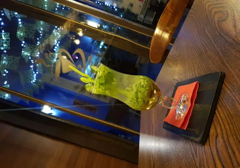 موهیتو خوشرنگ و خنک در کافه ژیکو با دکوراسیون شبانه زیبا، فضایی دلنشین برای لحظات آرامش‌بخش شما.