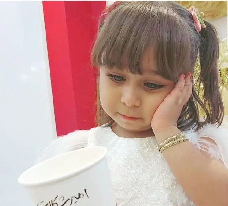 دختربچه دوست‌داشتنی در کافی شاپ امیرشکلات، مشغول نوشیدن و لذت بردن از فضای دلنشین. لحظات خاطره‌انگیز با طعم قهوه و شکلات.