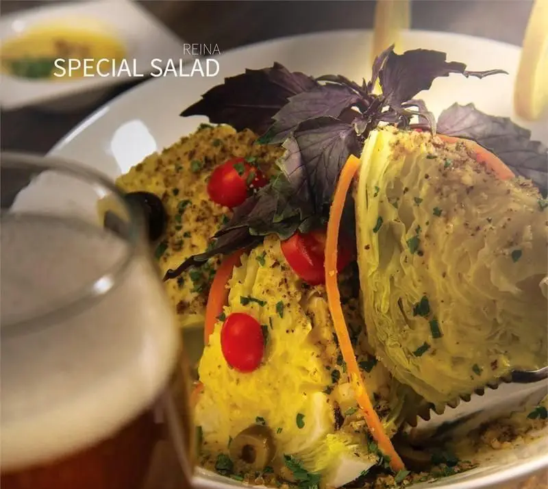 سالاد ویژه کافی شاپ رینا با ترکیبی از کاهو تازه، گوجه گیلاسی، زیتون، ریحان بنفش و سس منحصر به فرد، همراه با نوشیدنی.