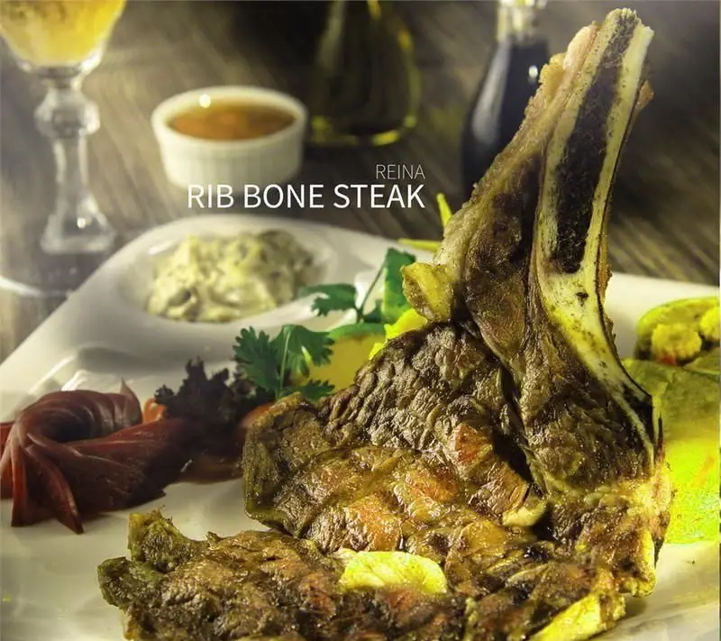 استیک ریب بون رینا: غذایی لذیذ با استخوان و دورچین سبزیجات تازه، انتخابی عالی برای ناهار یا شام در کافی شاپ رینا.