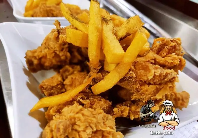 مرغ سوخاری ترد و سیب زمینی سرخ کرده تازه در کافه فست فود غذای خوب. لذت یک وعده غذایی خوشمزه و با کیفیت در فضایی دلنشین.