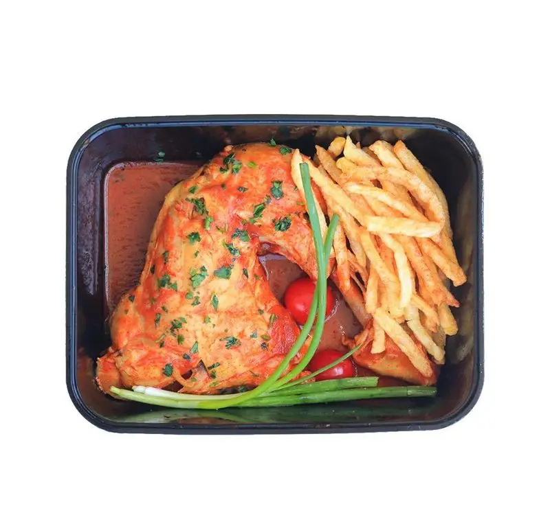 وعده غذایی روحی اکسپرس شهرک غرب شامل ران مرغ با سس، سیب زمینی سرخ کرده و سبزیجات تازه. غذای آماده خوشمزه و باکیفیت.