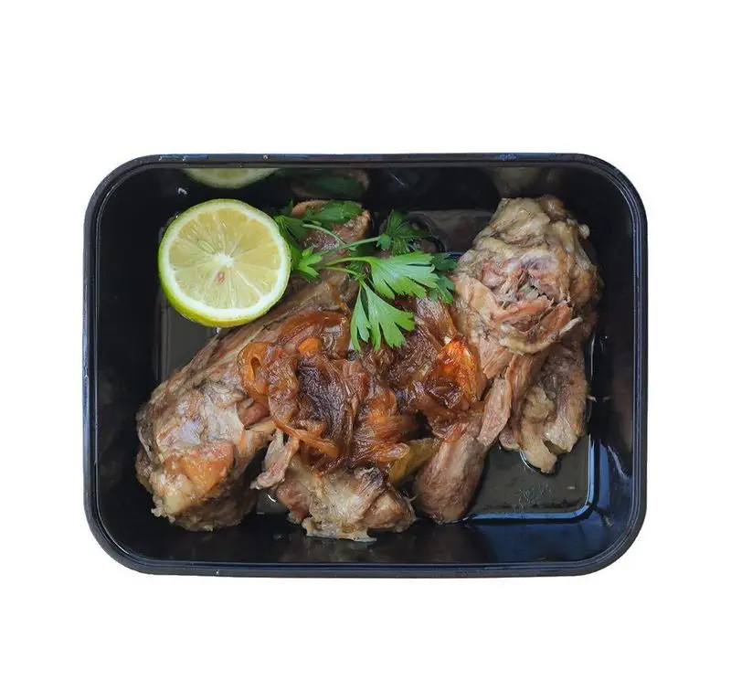 خوراک ماهیچه لذیذ با پیاز داغ، جعفری تازه و برش لیمو در ظرف بیرون‌بر روحی اکسپرس شهرک غرب. یک وعده غذایی دلچسب.