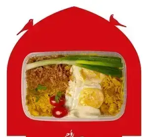 بسته بندی غذای روحی اکسپرس شهرک غرب شامل پلو، گوشت ریش ریش، تخم مرغ نیمرو، پیازچه و گوجه برای ناهار و دلیوری