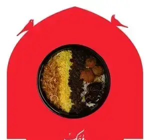 غذای ایرانی اصیل روحی اکسپرس شهرک غرب شامل پلوی مخلوط و خورشت، سرو شده در ظرف گرد با قاب قرمز زیبا و طرح پرنده.