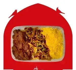 غذای بیرون‌بر روحی اکسپرس شهرک غرب: یک ظرف غذای ایرانی شامل مرصع پلو زعفرانی، خلال پسته، خلال بادام، زرشک و خورشت گوشت لذیذ.