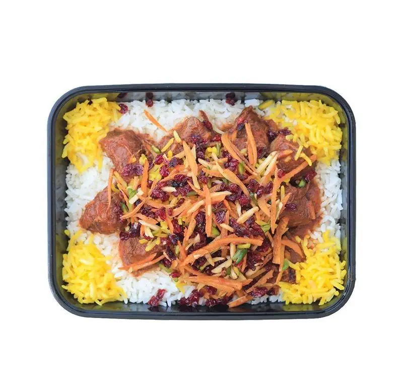 غذای آماده از روحی اکسپرس شهرک غرب: پلو مخلوط با گوشت، زرشک، خلال هویج و پسته، همراه برنج سفید و زعفرانی.