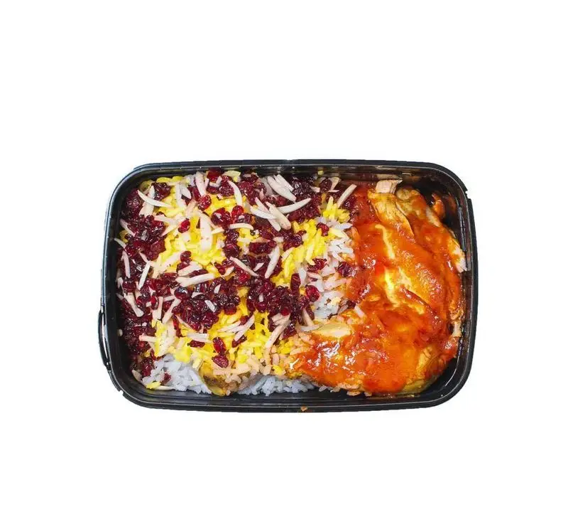 زرشک پلو با مرغ لذیذ روحی اکسپرس شهرک غرب، یک غذای سنتی و محبوب ایرانی شامل برنج، زرشک، خلال بادام و مرغ در سس.