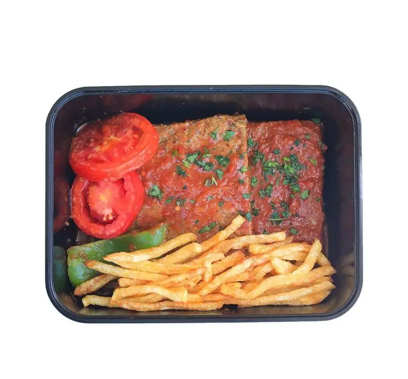 وعده غذایی کامل روحی اکسپرس شهرک غرب: کوفته یا کباب تابه‌ای با سس گوجه، سیب‌زمینی، گوجه و فلفل در ظرف آماده دلیوری.