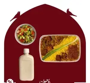 بسته‌بندی کامل غذای روحی اکسپرس شهرک غرب شامل خورش بامیه با برنج، سالاد تازه و دوغ. بهترین کترینگ برای سفارش آنلاین و دلیوری غذای آماده.