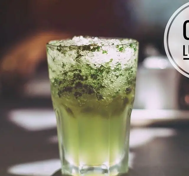 نوشیدنی خنک و انرژی‌بخش موهیتو با برگ‌های تازه نعناع و یخ خرد، گزینه‌ای عالی برای روزهای گرم در کافه رستوران لومیر.