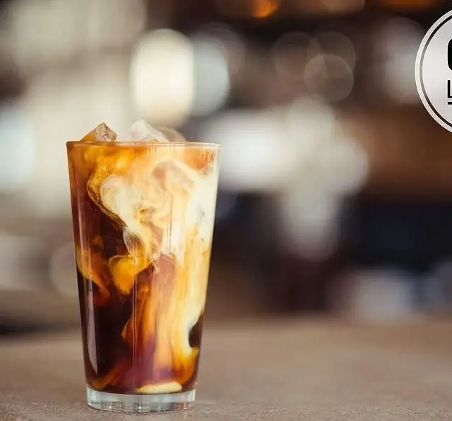 آیس کافی خنک و دلچسب در کافه رستوران لومیر. نوشیدنی سرد با ترکیب هنرمندانه قهوه و شیر برای لحظاتی دلپذیر و باطراوت.