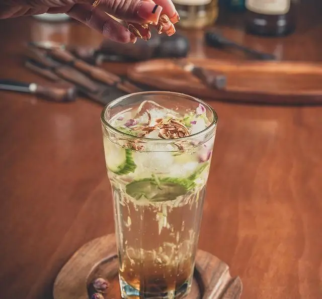 اضافه کردن مواد معطر به یک نوشیدنی خنک و طراوت‌بخش با یخ، خیار و گلبرگ در کافه رستوران لومیر. انتخابی عالی برای تابستان.
