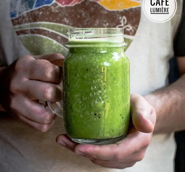 اسموتی سبز تازه و پرانرژی کافه لومیر، نوشیدنی سالم و خنک مناسب برای تقویت بدن و روحیه‌ای شاداب. لذت طعم طبیعت خالص.