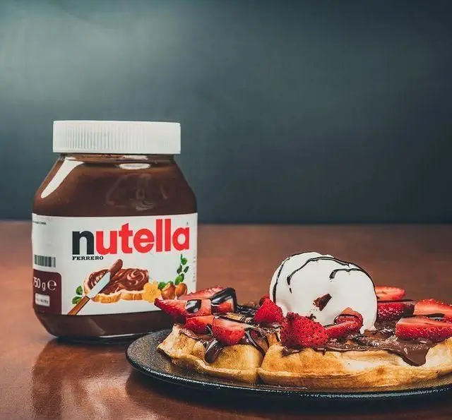 وافل نوتلا و توت فرنگی با بستنی وانیلی در کافه رستوران لومیر، دسر شیرین و خوشمزه، مناسب صبحانه و عصرانه در محیطی دلنشین.