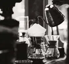 آماده‌سازی حرفه‌ای قهوه دمی باکیفیت در کافه قلیان غزل، مکانی دنج برای لذت بردن از بهترین نوشیدنی‌ها و فضایی آرامش‌بخش.