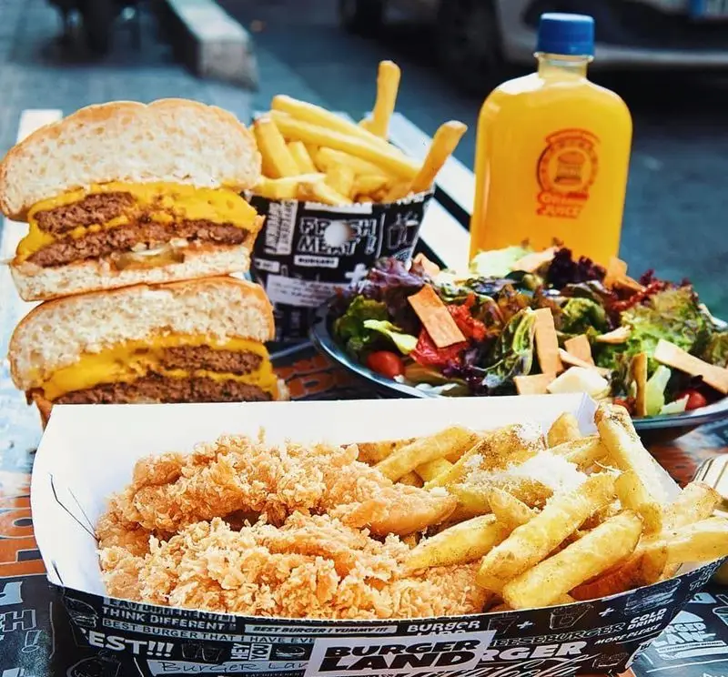 سفارش پرطرفدار برگرلند: دو چیزبرگر دوبل آبدار، سیب‌زمینی سرخ‌کرده، مرغ سوخاری ترد، سالاد تازه و نوشیدنی گوارا. لذت غذای فست‌فود