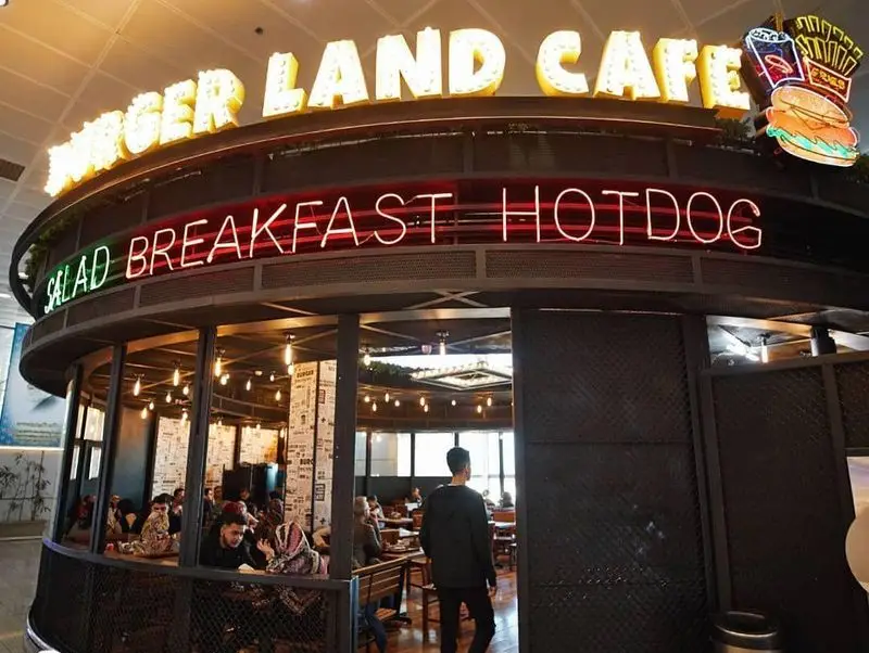 کافه رستوران برگرلند، مکانی دلنشین برای سرو انواع برگر، ساندویچ، هات داگ، سالاد و صبحانه. تجربه فست فود عالی.