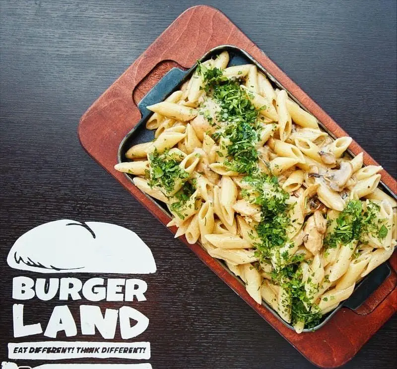 پاستا پنه خامه ای مرغ و قارچ برگرلند با جعفری تازه، غذایی دلپذیر در رستوران برگرلند. طعم متفاوت را تجربه کنید.