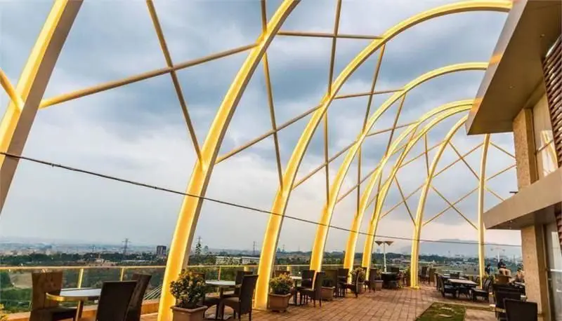 ایوان برج میلاد: رستوران فرنگی لوکس با طراحی سقف قوسی طلایی و نورپردازی چشم‌نواز، فضایی دلنشین و منظره شهری گسترده.