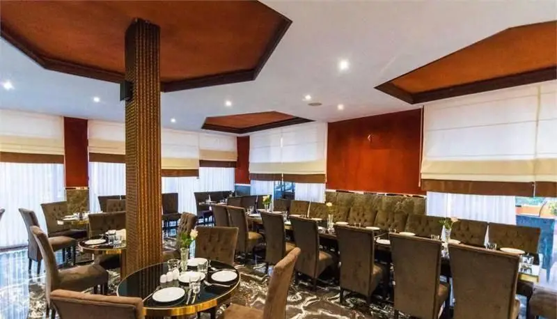 فضای داخلی لوکس و مدرن رستوران فرنگی ایوان برج میلاد، با دکوراسیون شیک، میز و صندلی‌های چیده شده آماده پذیرایی از میهمانان.