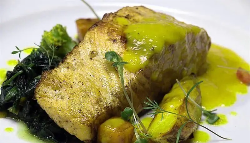 تجربه طعم بی‌نظیر فیله ماهی لذیذ با سس لیمویی و سبزیجات تازه در رستوران فرنگی ایوان برج میلاد برای یک شام فراموش‌نشدنی.