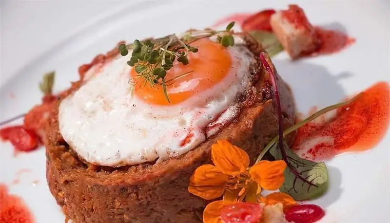 خوراک لذیذ و خاص با نیمرو، سبزیجات تازه و دیزاین زیبا در رستوران فرنگی ایوان برج میلاد، تجربه‌ای متفاوت از طعم.