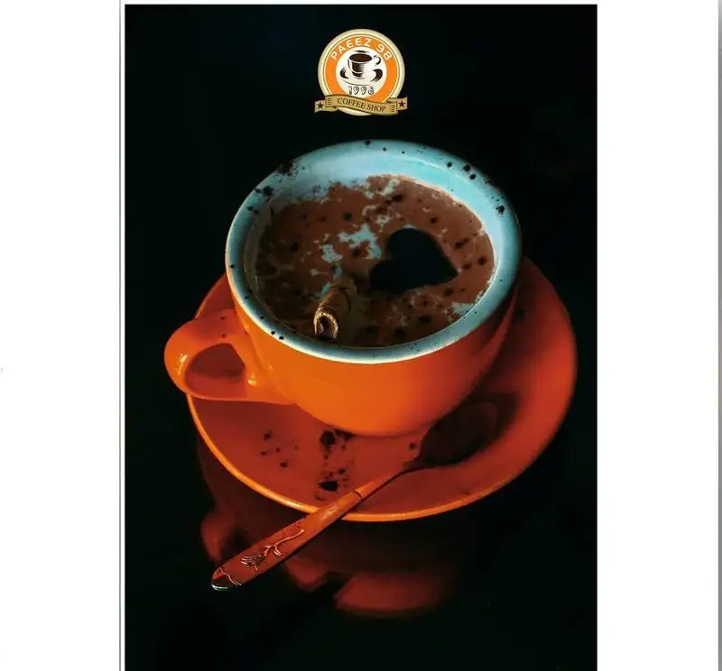 فنجان قهوه گرم و دلنشین کافی شاپ پاییز ۹۸ با طرح قلب و چوب دارچین، آماده برای تجربه طعمی بی‌نظیر در محیطی دنج.