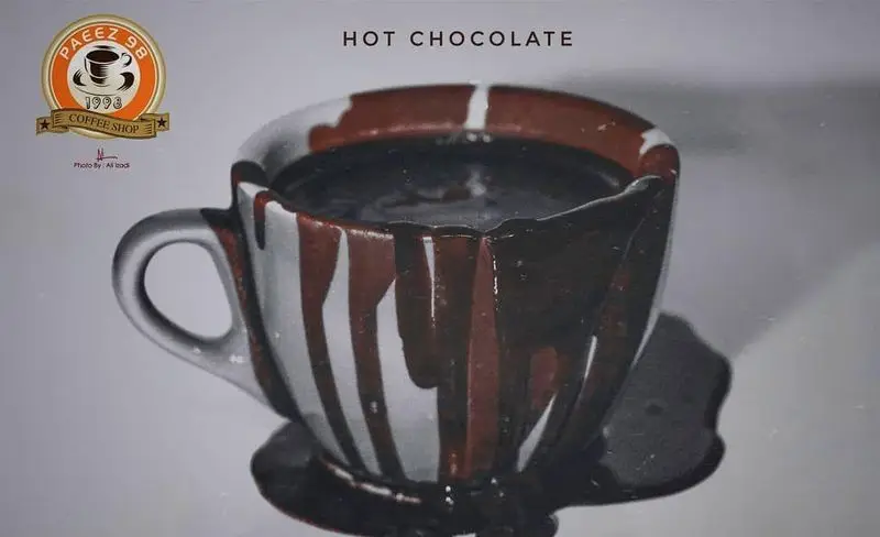 هات چاکلت لذیذ و گرم کافی شاپ پاییز ۹۸ در فنجانی جذاب با شکلات روان، انتخابی عالی از منوی نوشیدنی‌های داغ برای روزهای سرد.