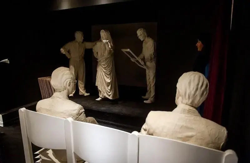 مجسمه‌های گچی در خانه موزه استاد عزت الله انتظامی، نمایشگر صحنه‌ای از تئاتر با تماشاگران و بازیگران در فضای دراماتیک موزه.