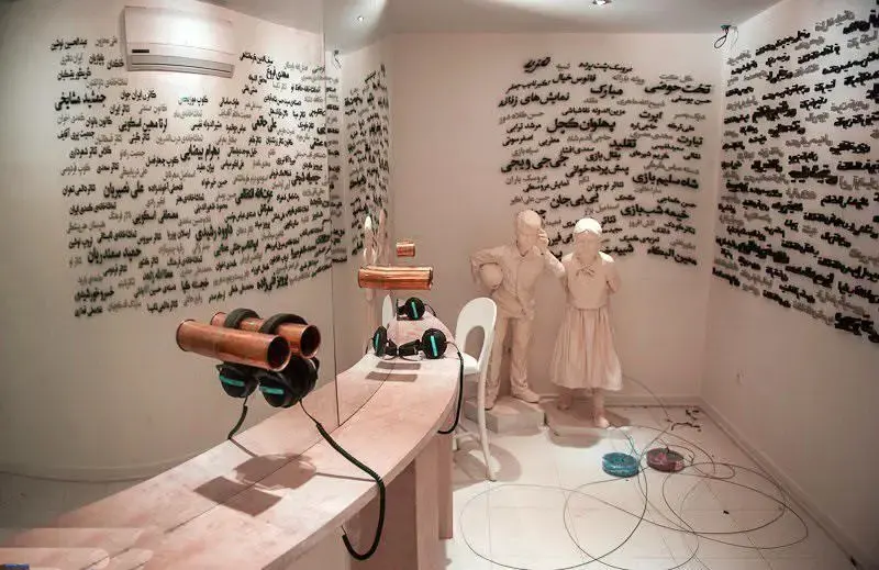 موزه عزت الله انتظامی: فضای داخلی با دیوارهای متنی، مجسمه‌های هنری، هدفون‌ها و چیدمان‌های صوتی نمایشگر تاریخ تئاتر ایران.